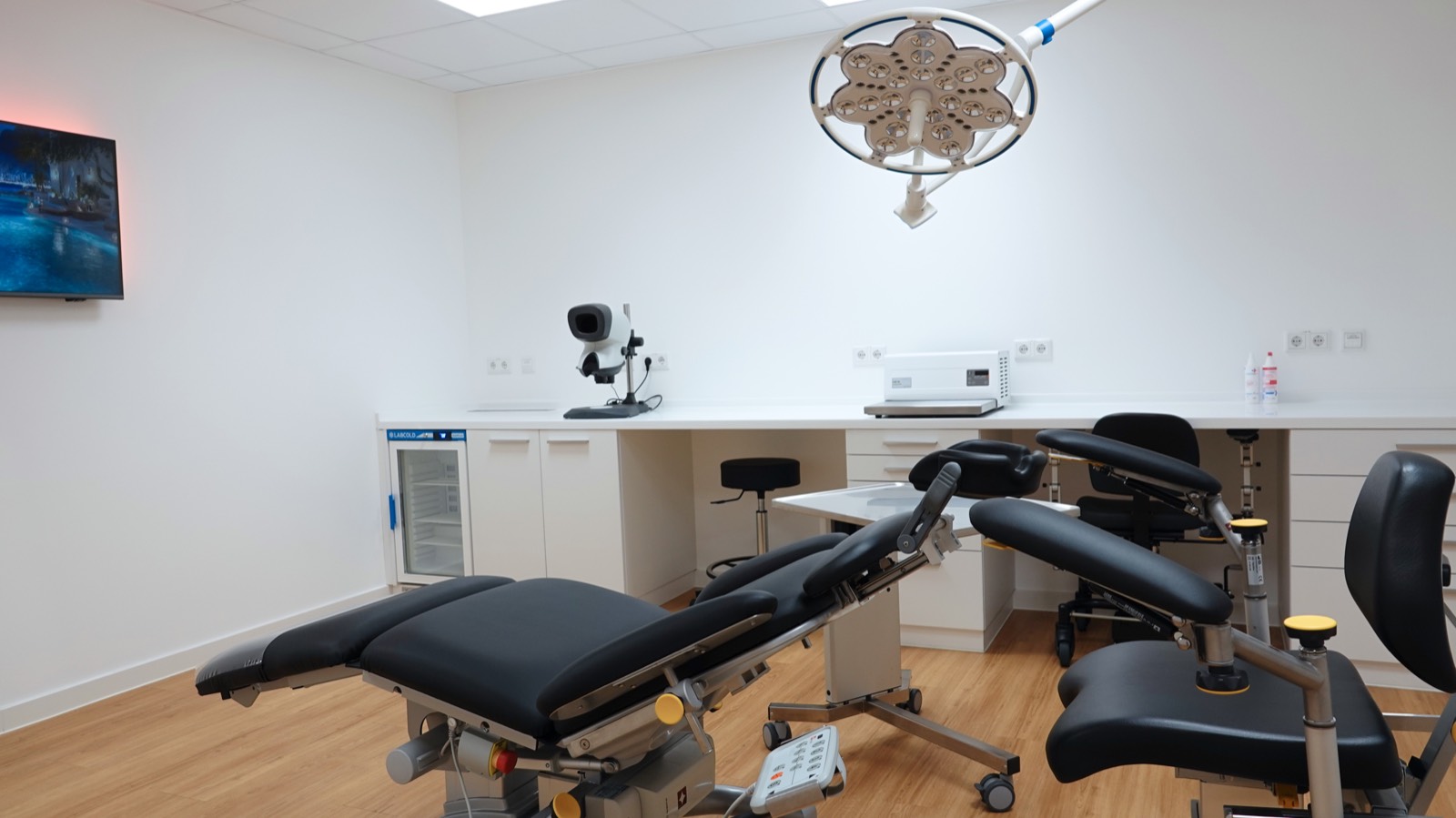 rehaar Showroom, Eingriffsraum mit professioneller Ausstattung